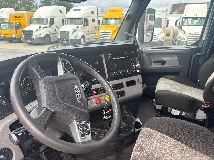 2022 Freightliner Cascadia - image 10
