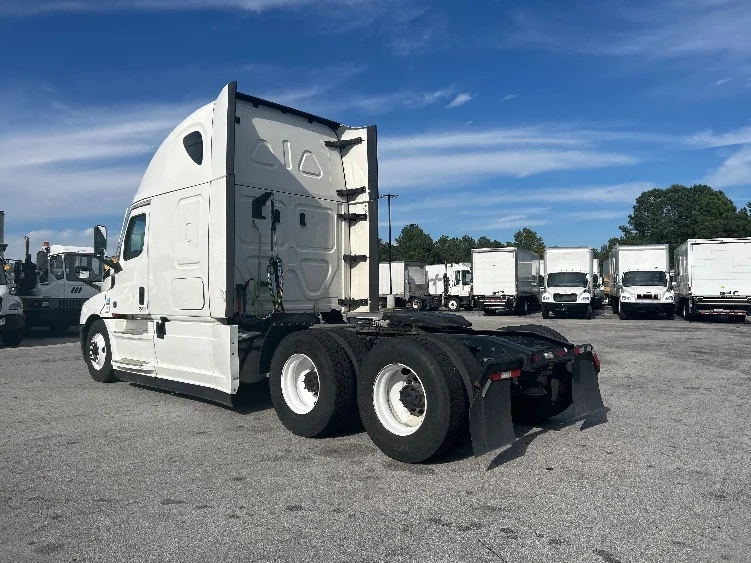 2022 Freightliner Cascadia - image 5