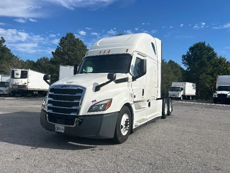 2022 Freightliner Cascadia - image 3
