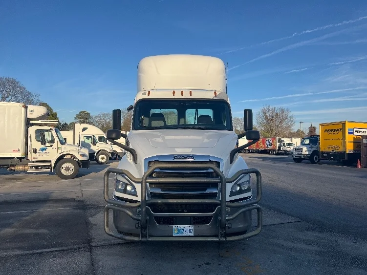 2020 Freightliner Cascadia in Florence, SC — photo 2