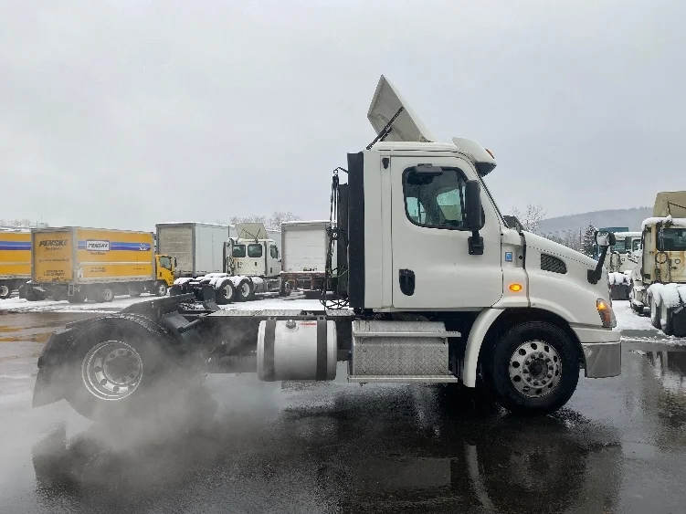 2017 Freightliner Cascadia - image 8