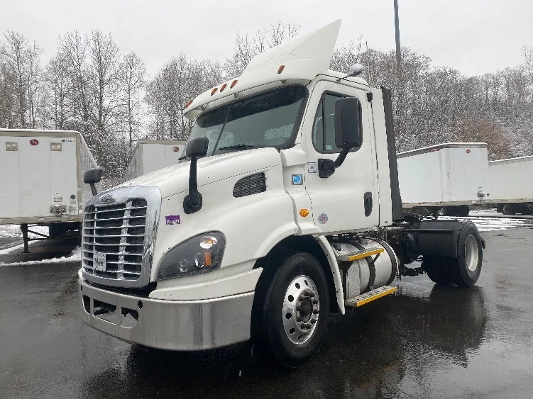 2017 Freightliner Cascadia - image 3