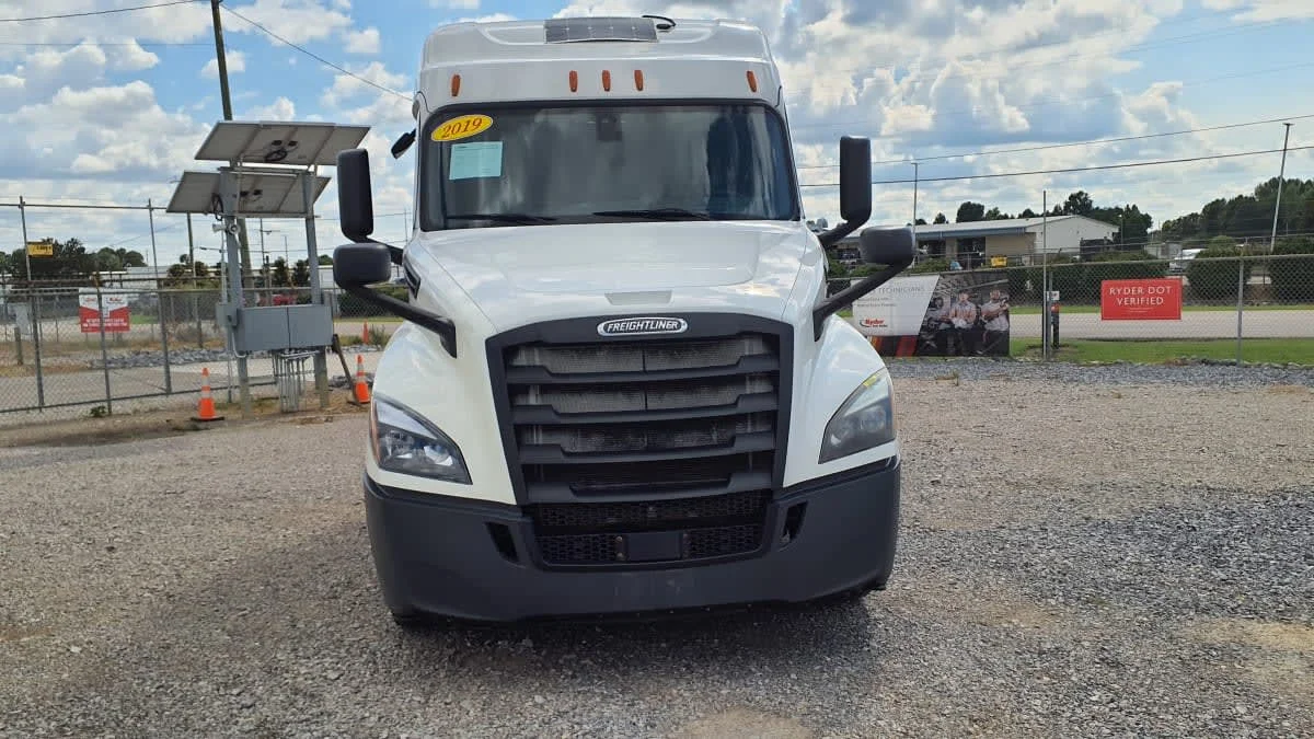 2019 Freightliner Cascadia in Birmingham, AL — photo 2
