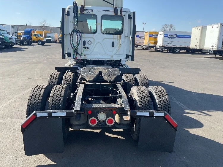 2018 Freightliner Cascadia in Indianapolis, IN — photo 6