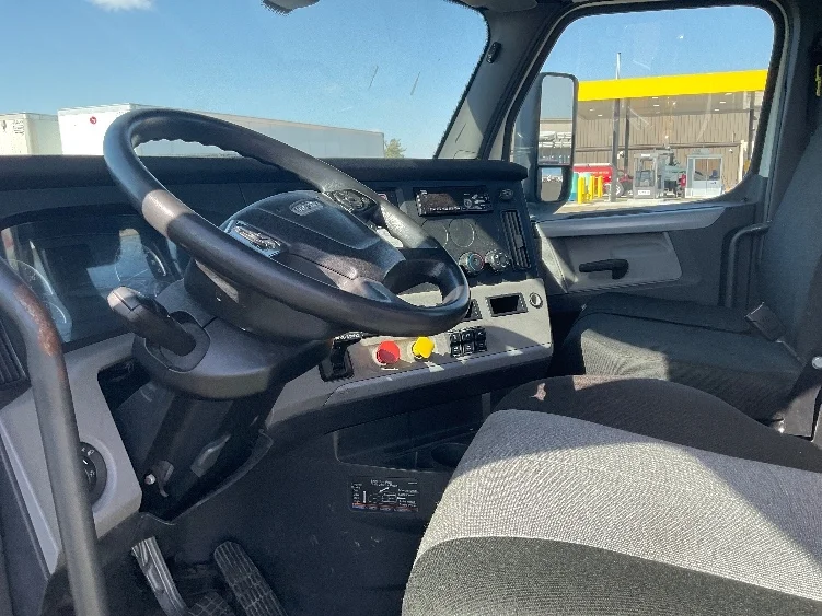 2018 Freightliner Cascadia in Indianapolis, IN — photo 10