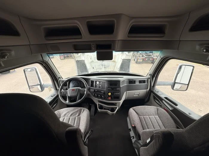 2022 Peterbilt 579 - image 15