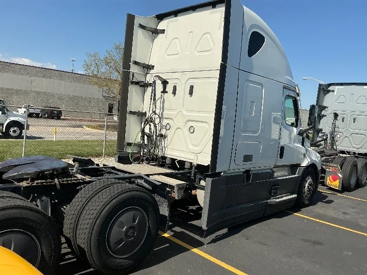 2022 Freightliner Cascadia - image 7