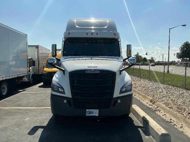2022 Freightliner Cascadia - image 2