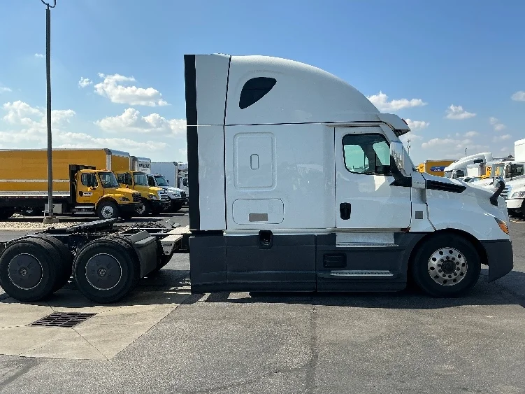 2022 Freightliner Cascadia - image 8