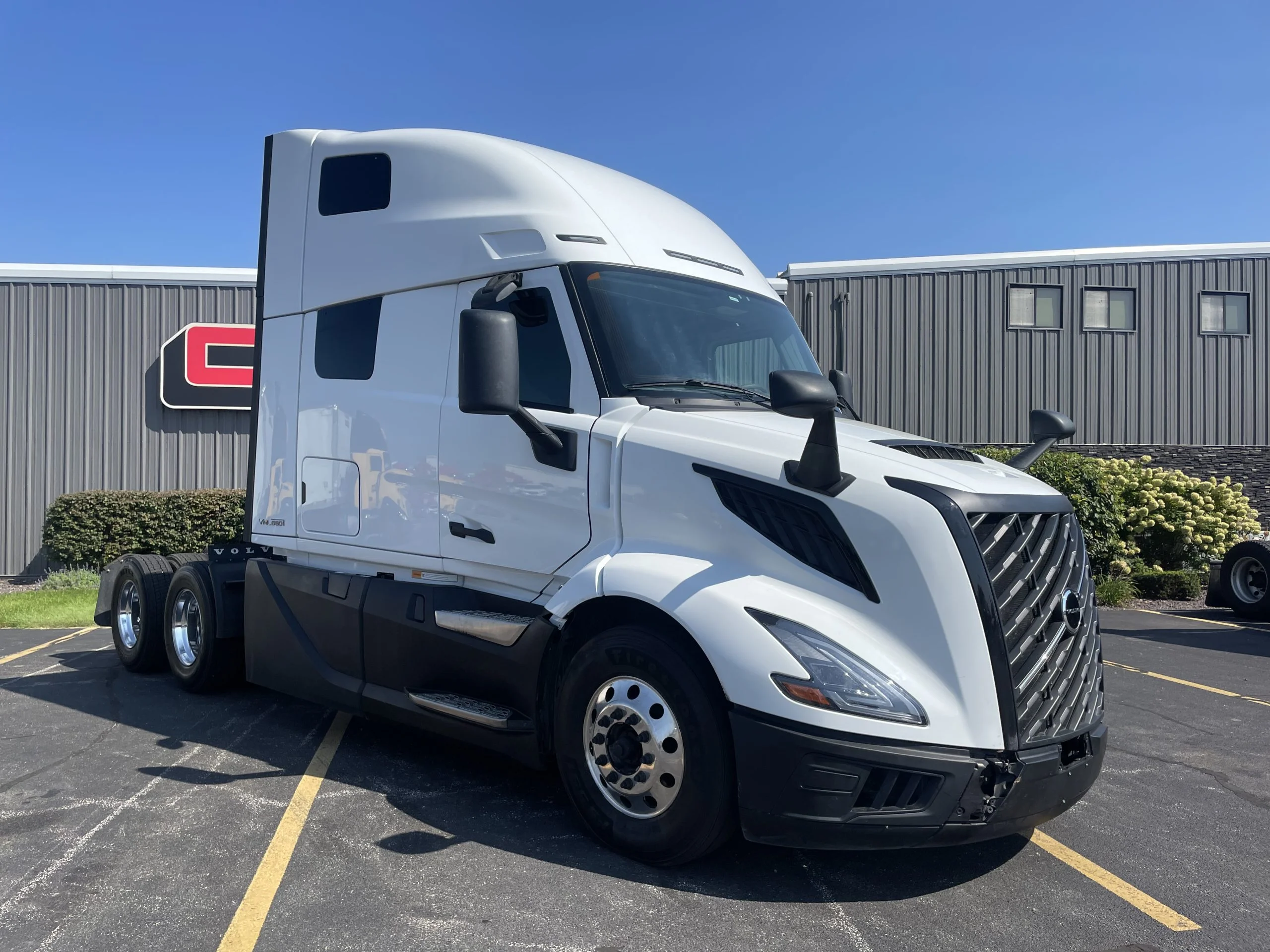 2026 Volvo VNL 660 in Normal, IL — photo 3