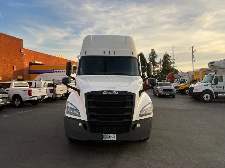 2023 Freightliner Cascadia in Torrance, CA — photo 2