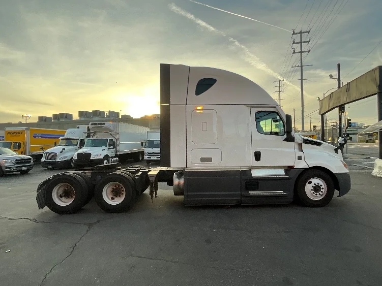 2023 Freightliner Cascadia in Torrance, CA — photo 8