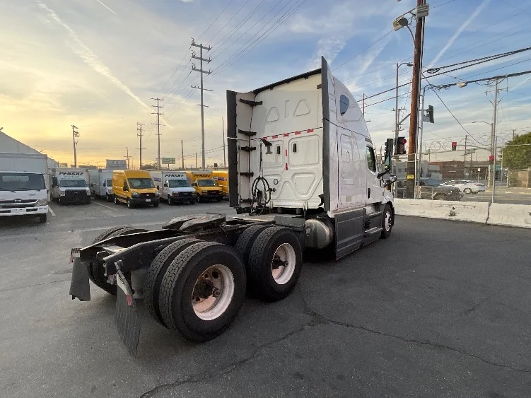 2023 Freightliner Cascadia in Torrance, CA — photo 7