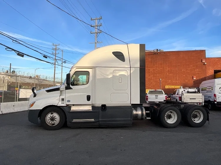 2023 Freightliner Cascadia in Torrance, CA — photo 4