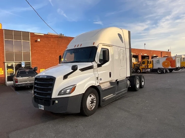 2023 Freightliner Cascadia in Torrance, CA — photo 3