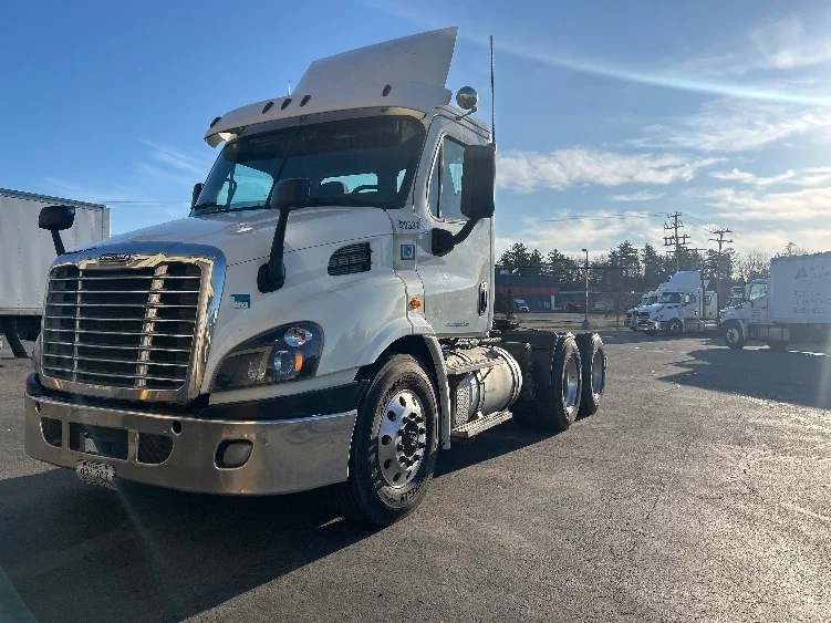 2019 Freightliner Cascadia in Londonderry, NH — photo 3
