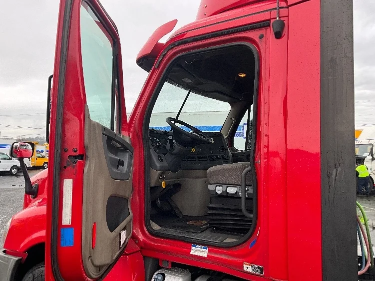 2016 Freightliner Cascadia - image 9