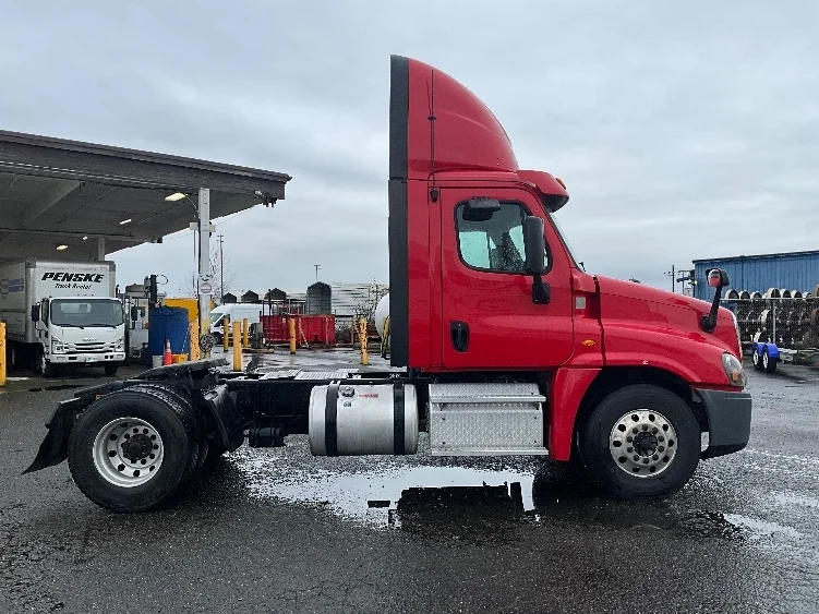 2016 Freightliner Cascadia - image 8