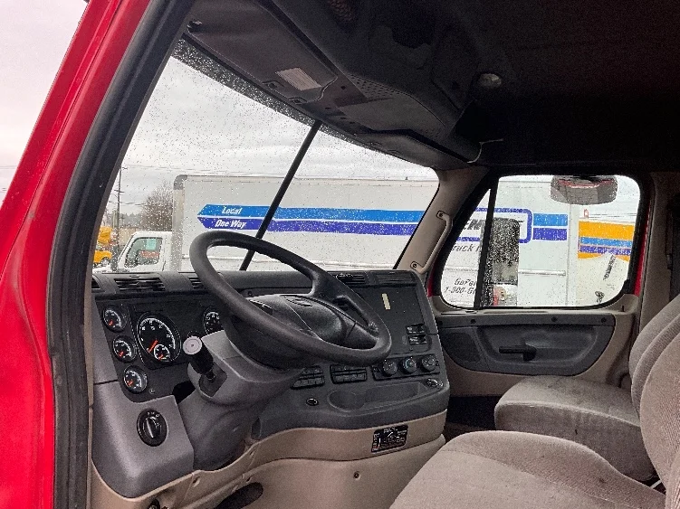 2016 Freightliner Cascadia - image 10