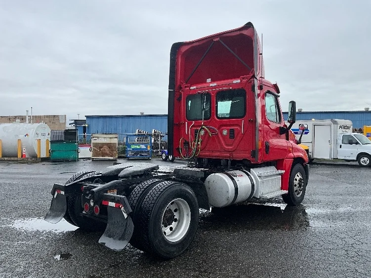 2016 Freightliner Cascadia - image 7