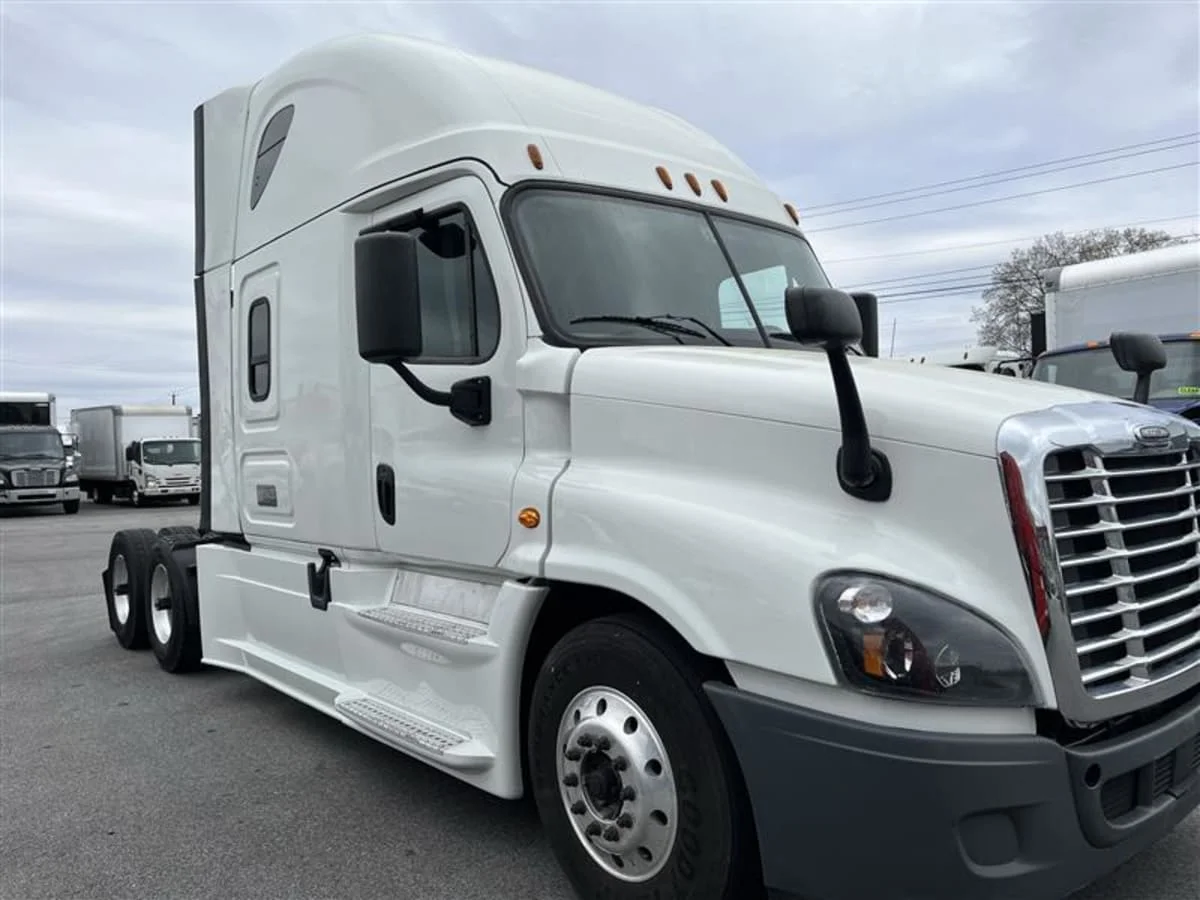2019 Freightliner Cascadia - image 3