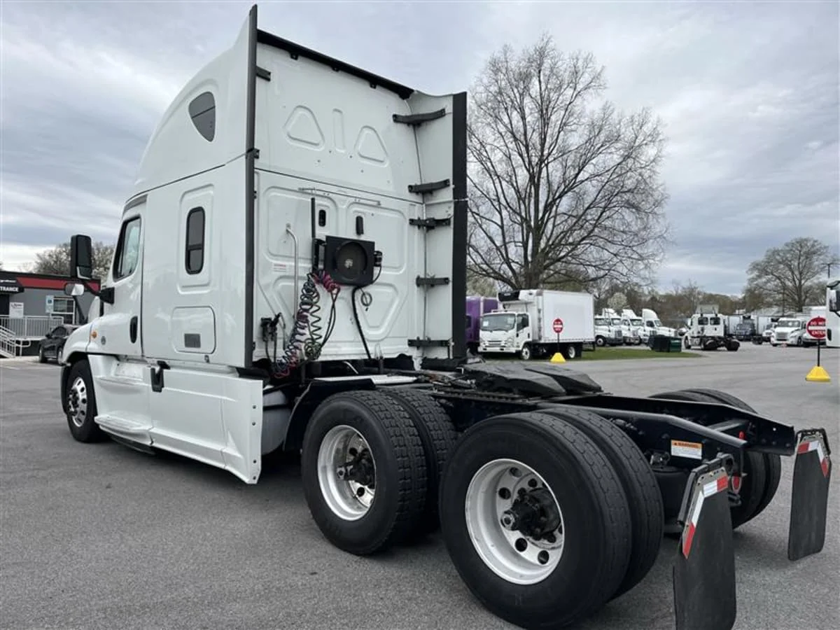 2019 Freightliner Cascadia - image 6