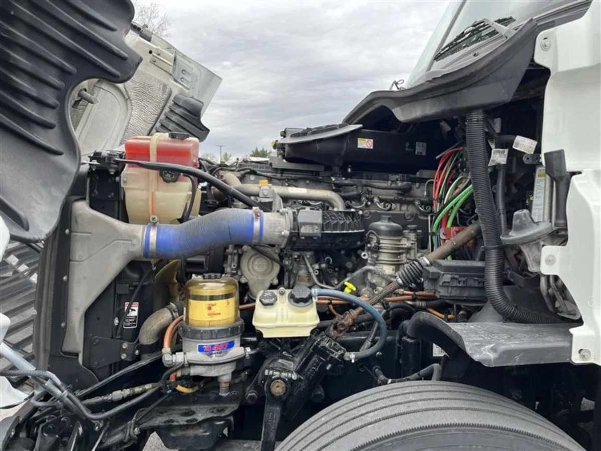 2019 Freightliner Cascadia - image 9