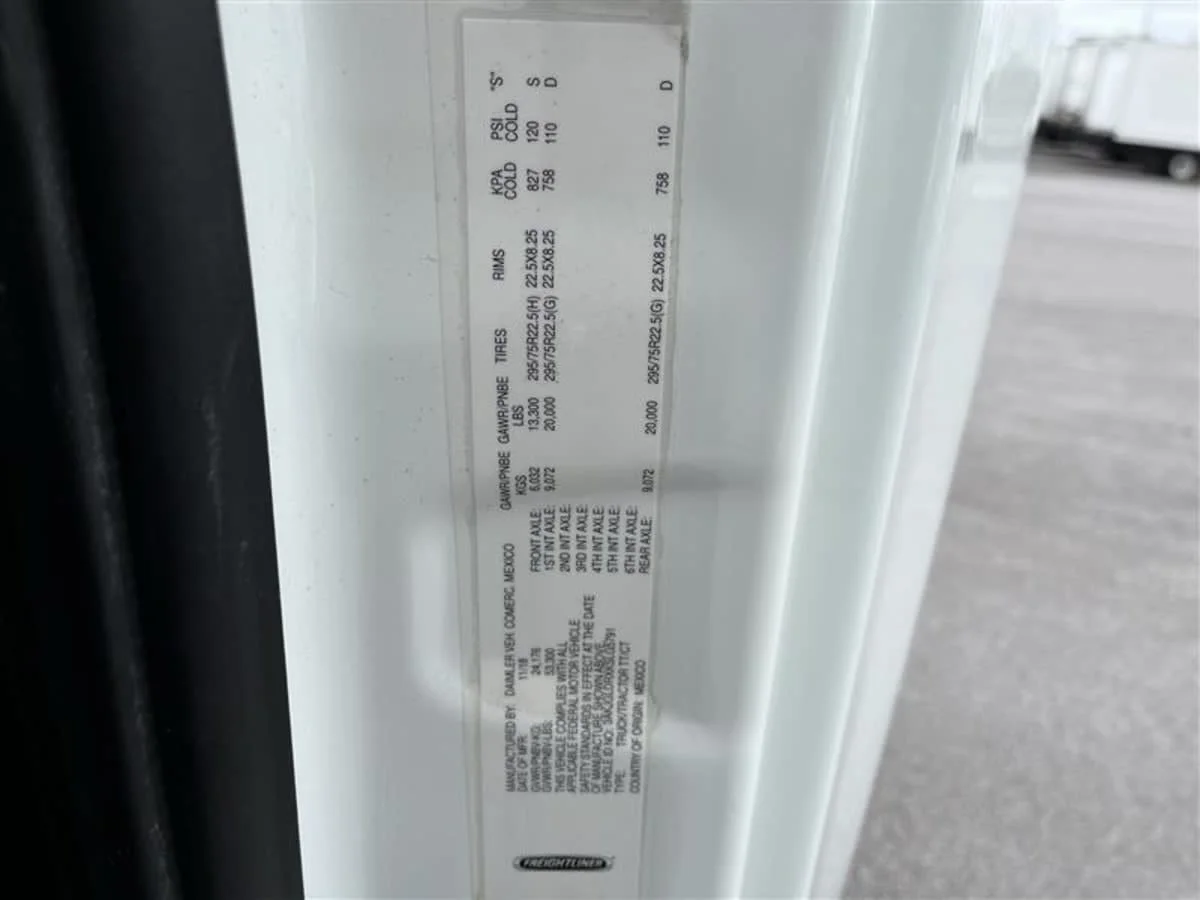 2019 Freightliner Cascadia - image 11