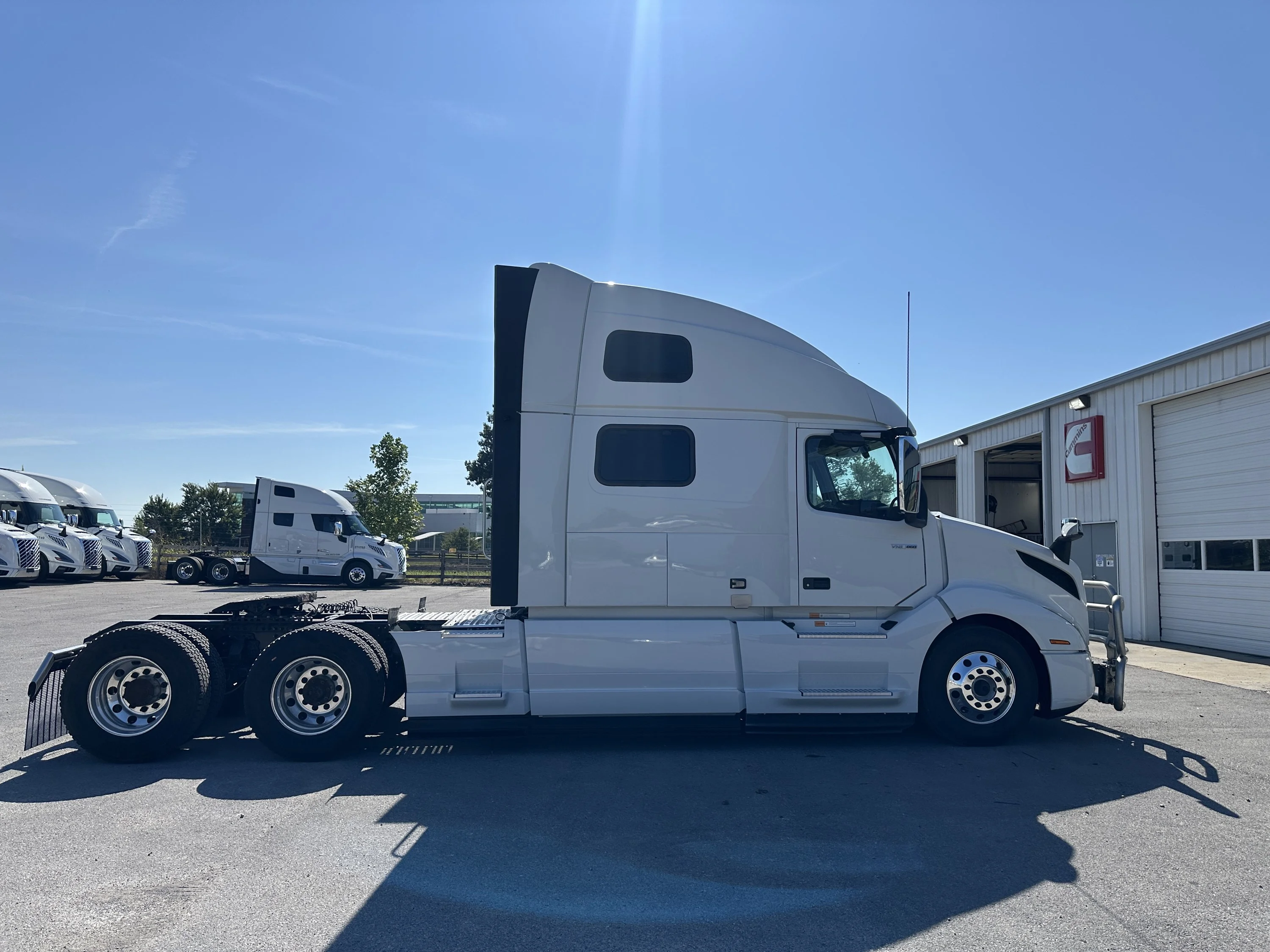 2024 Volvo VNL 860 in Franklin, KY — photo 2