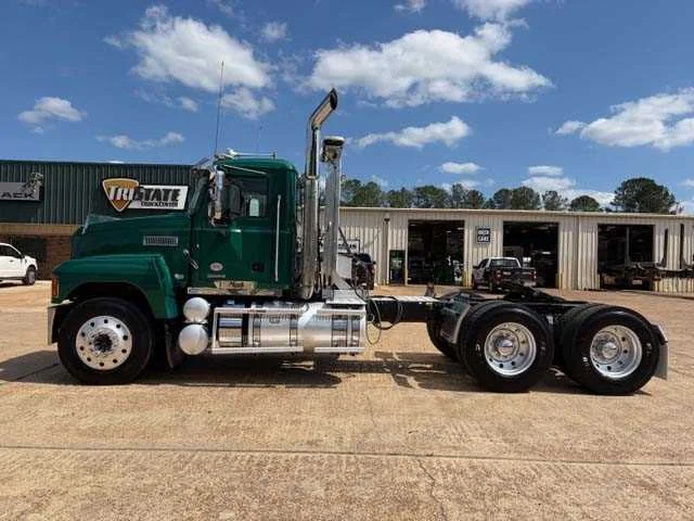 2025 Mack Pinnacle - image 2