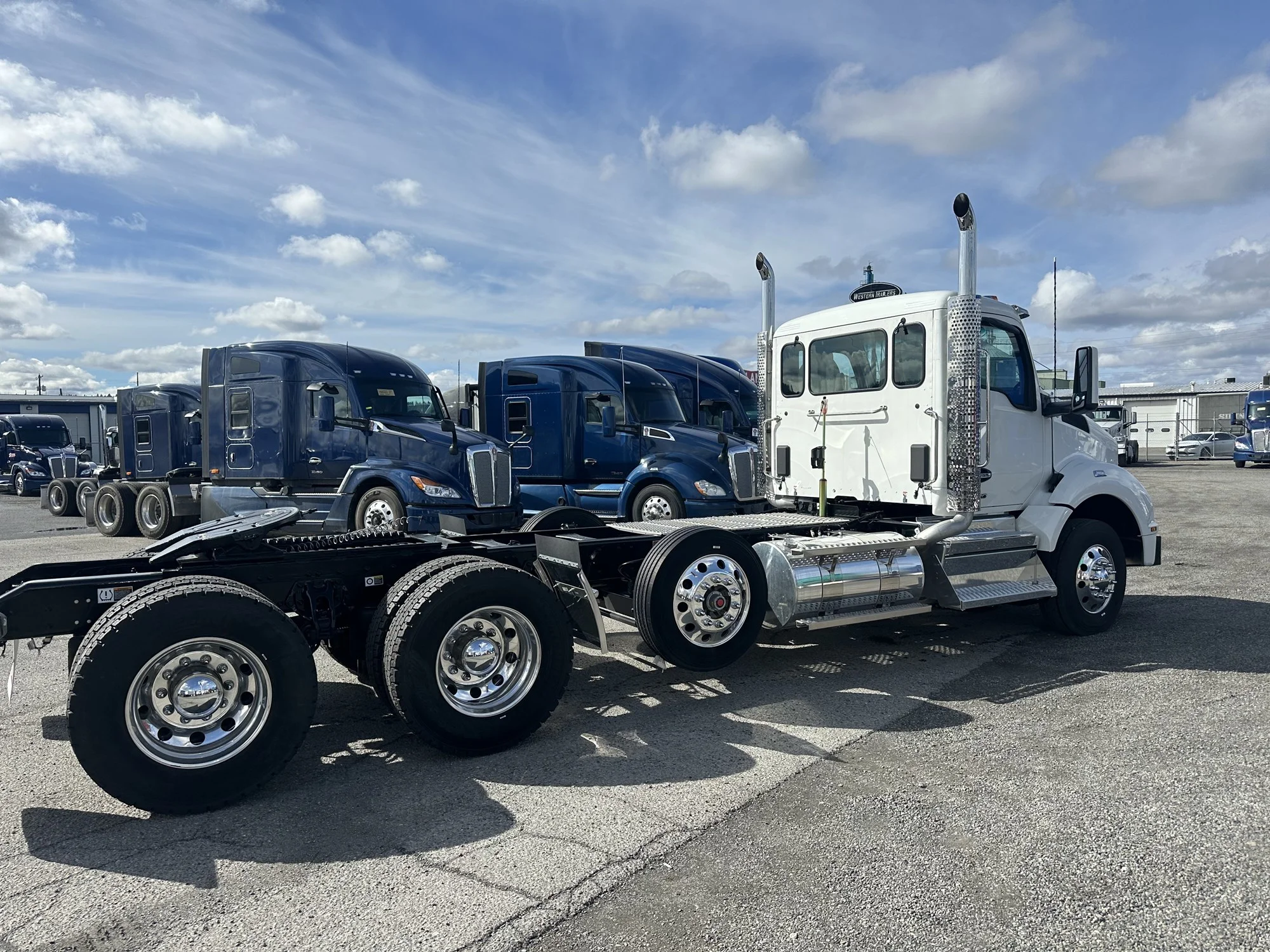 2025 Kenworth T880 - image 4
