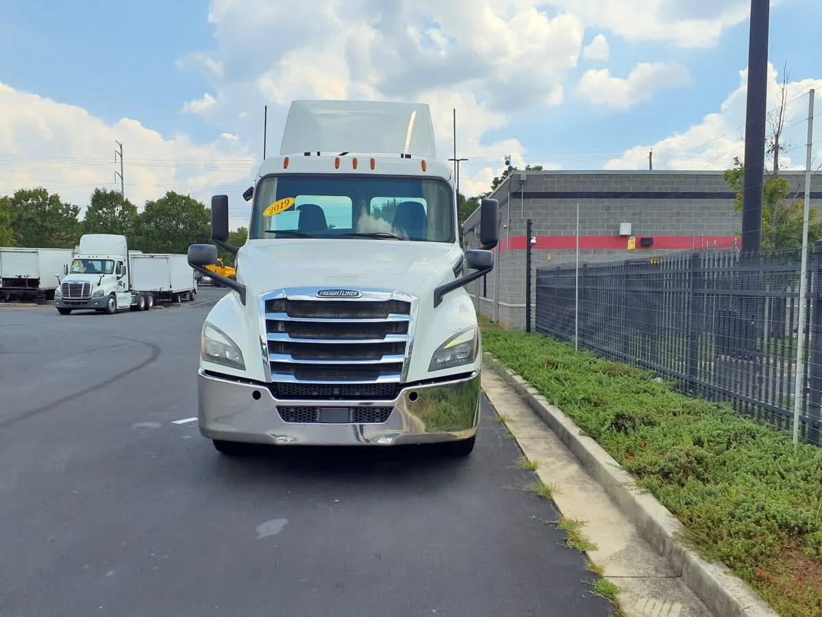 2019 Freightliner Cascadia in Atlanta, GA — photo 2