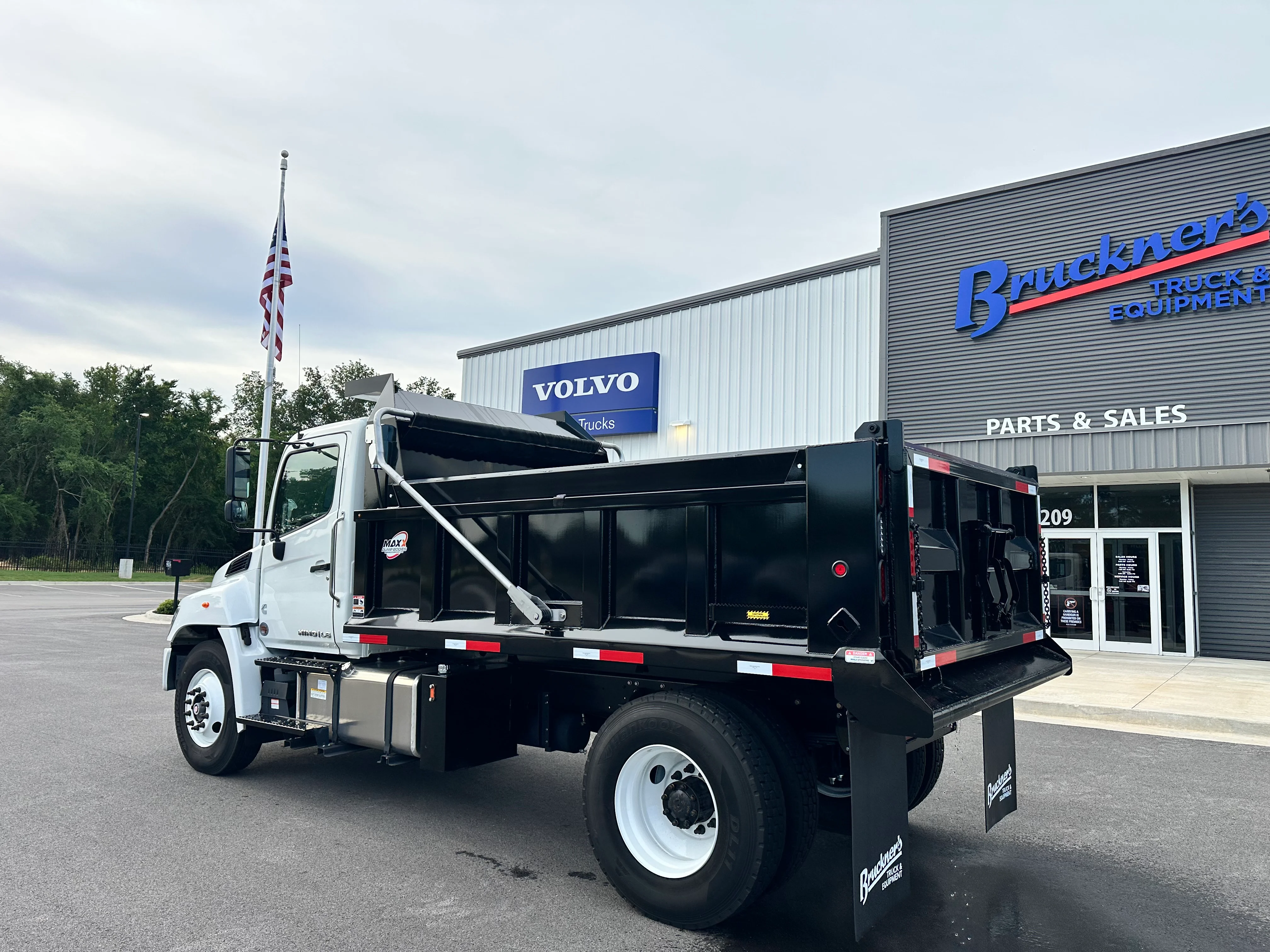 2025 Hino L7 in Van Buren, AR — photo 3
