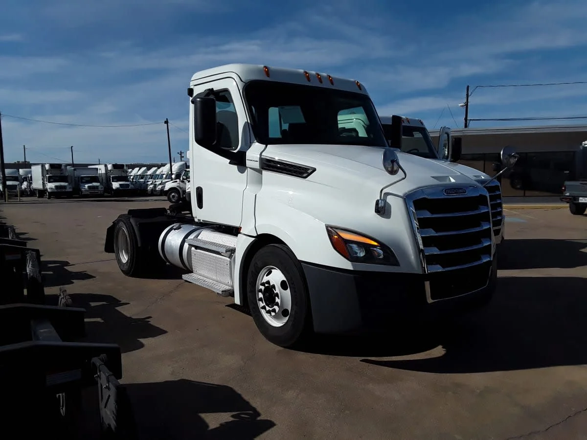 2020 Freightliner Cascadia in Dallas, TX — photo 3