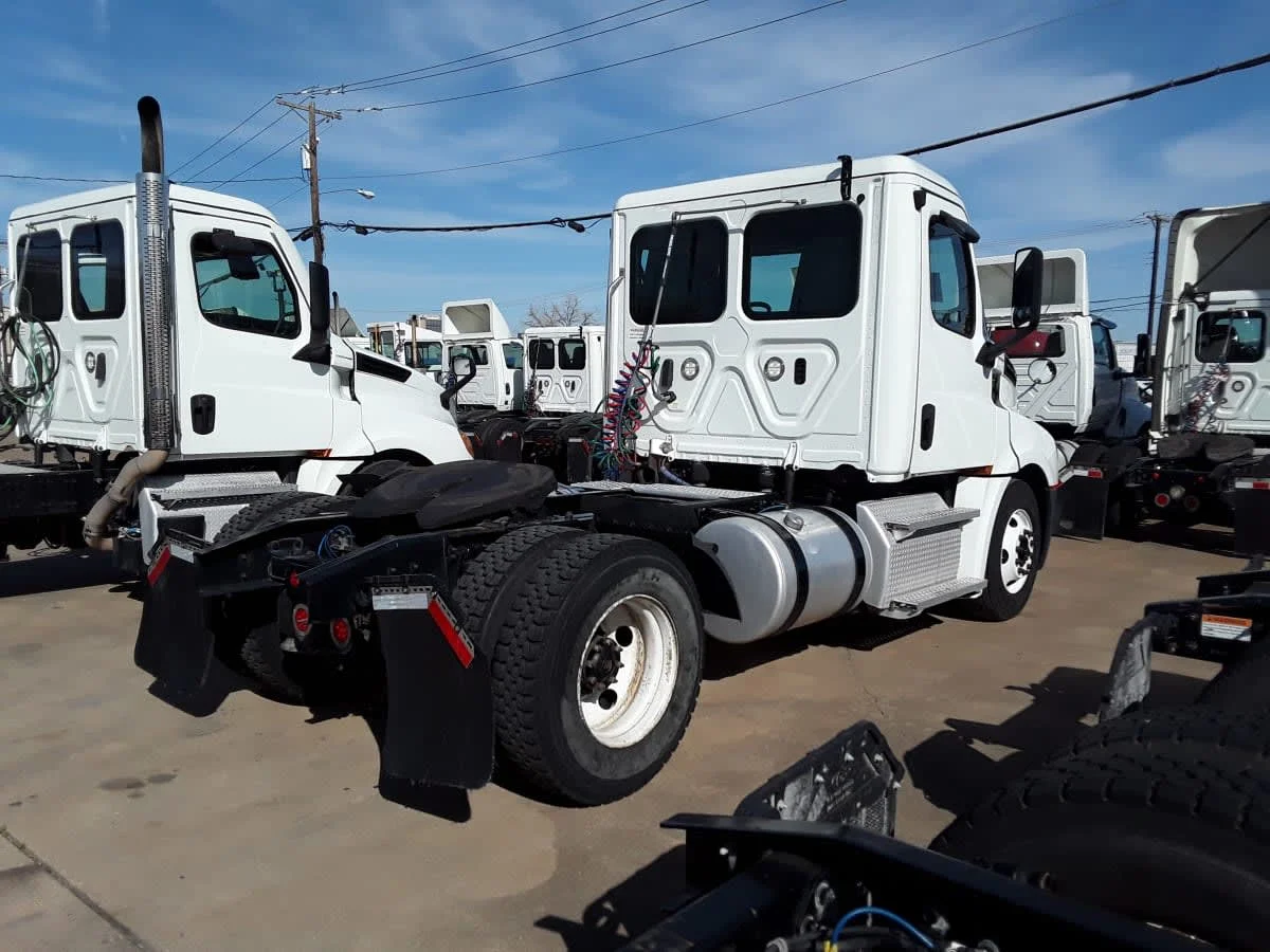 2020 Freightliner Cascadia in Dallas, TX — photo 4