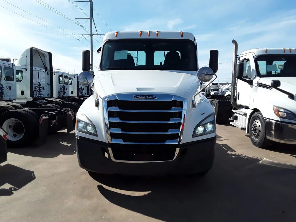 2020 Freightliner Cascadia in Dallas, TX — photo 2