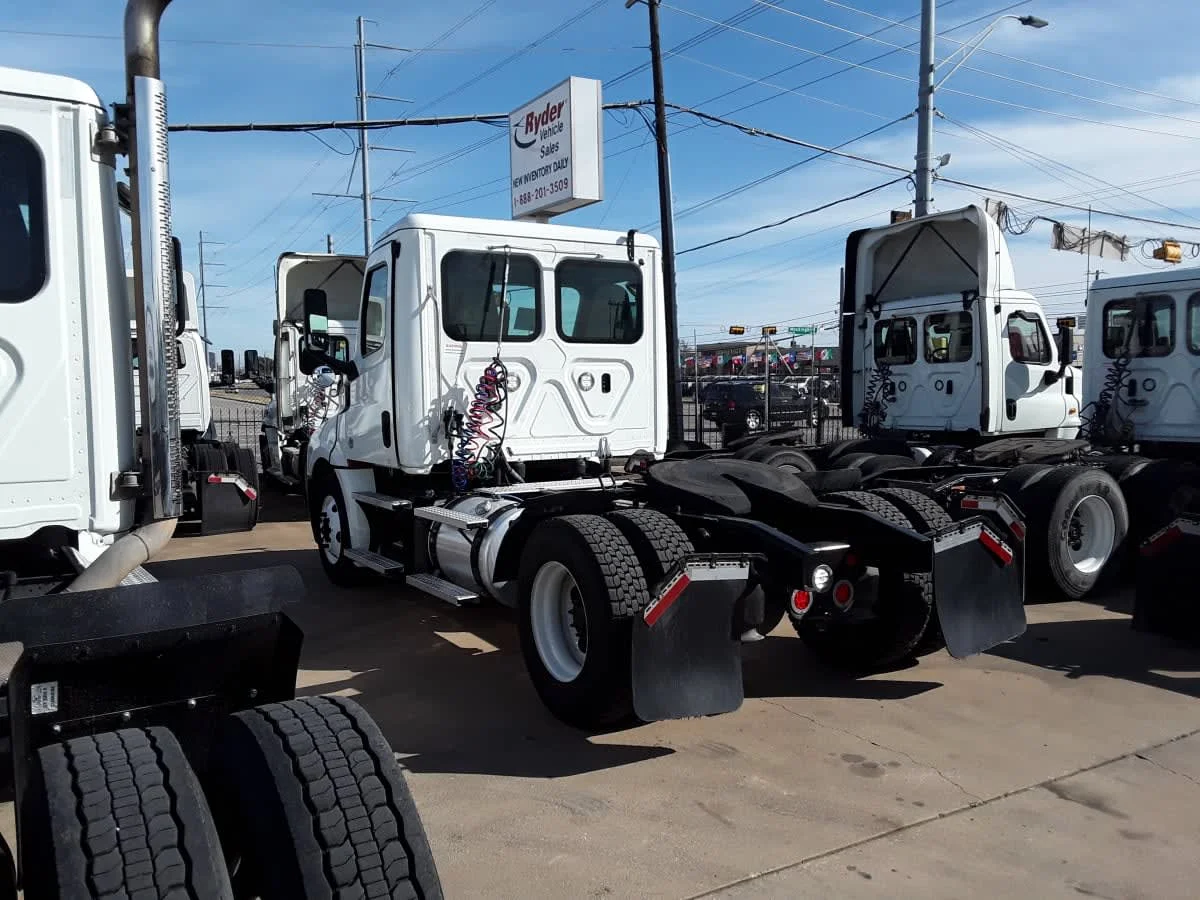 2020 Freightliner Cascadia in Dallas, TX — photo 6
