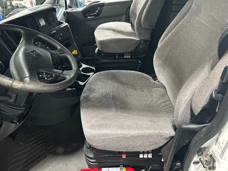 2019 International LT - image 10