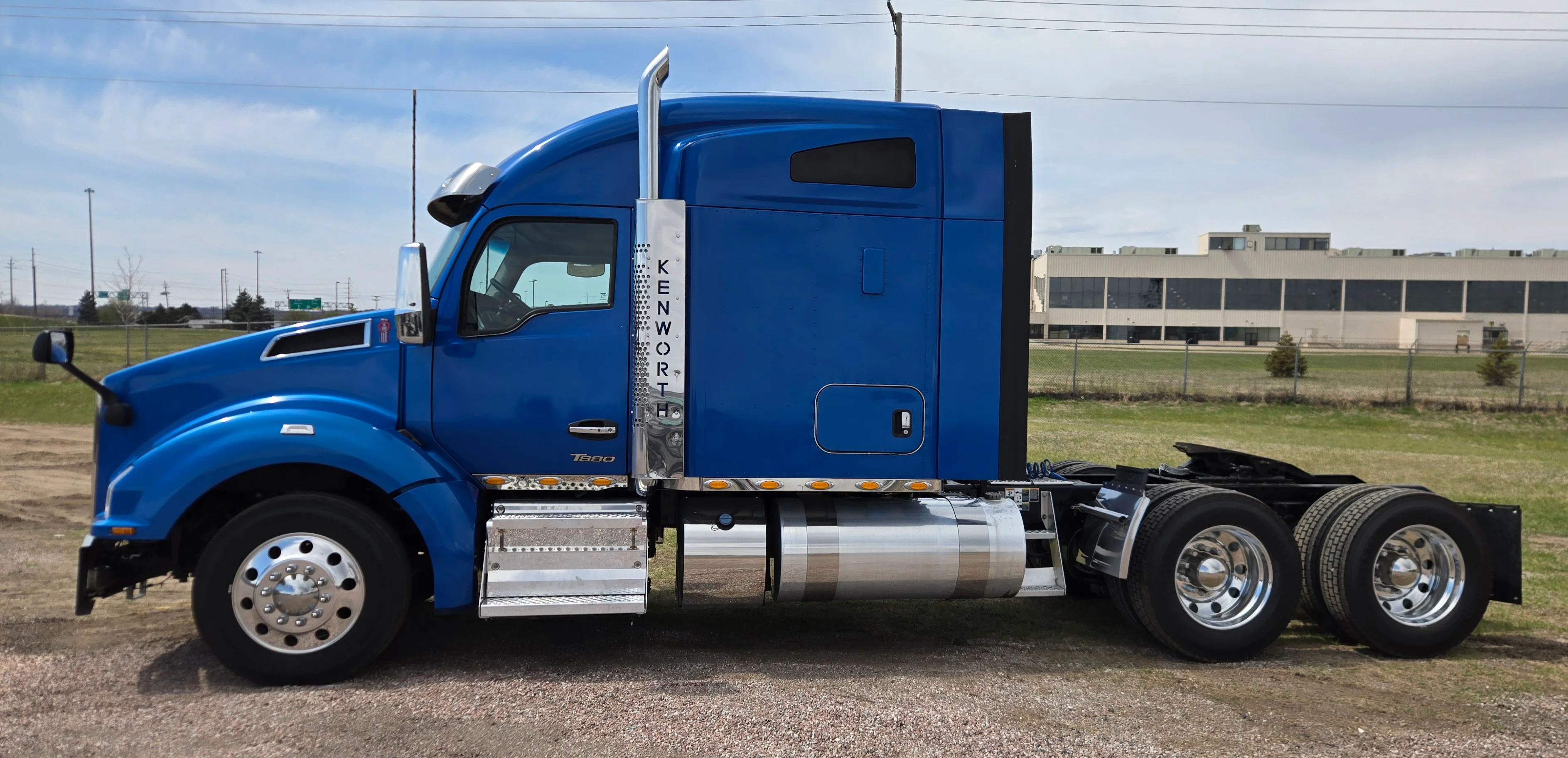 2023 Kenworth T880 - image 2