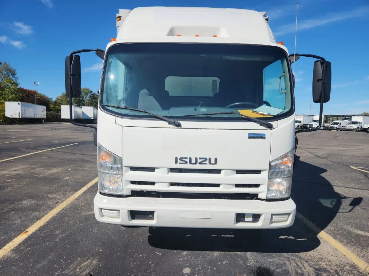 2014 Isuzu NQR - image 2