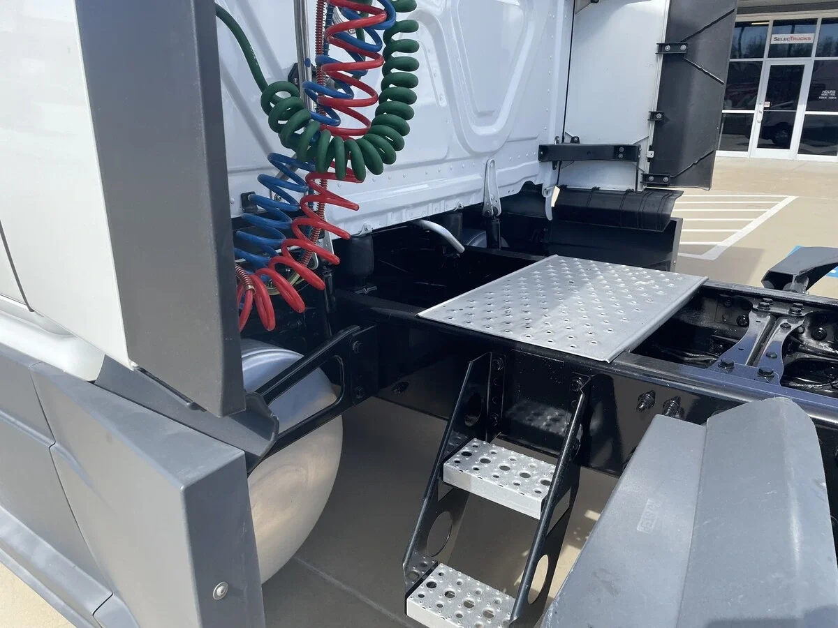 2024 Freightliner Cascadia - image 13