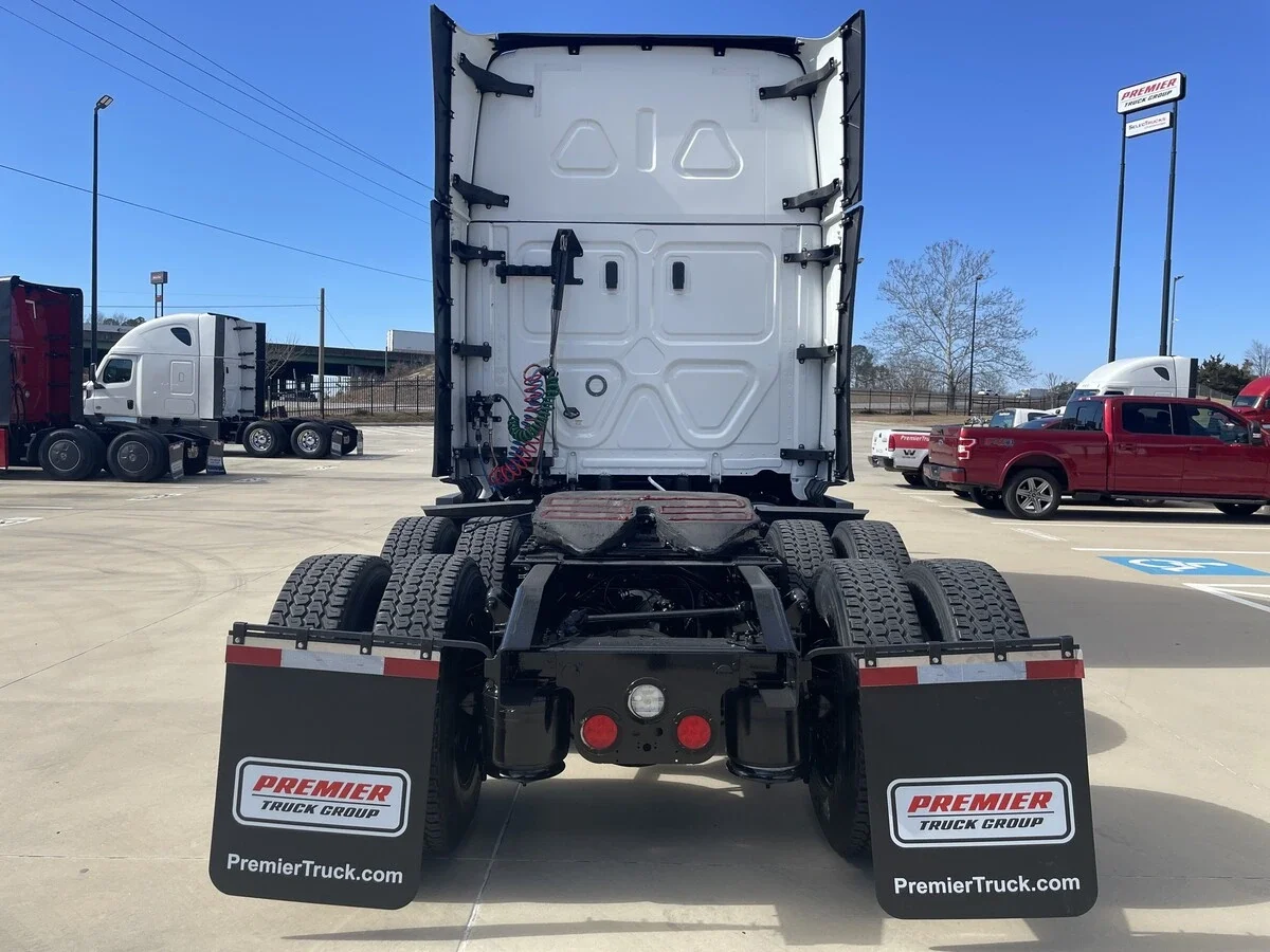 2024 Freightliner Cascadia - image 9