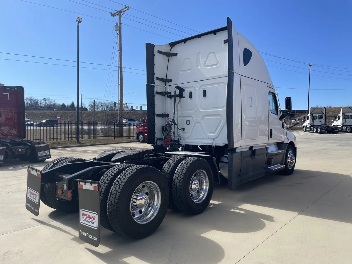 2024 Freightliner Cascadia - image 8