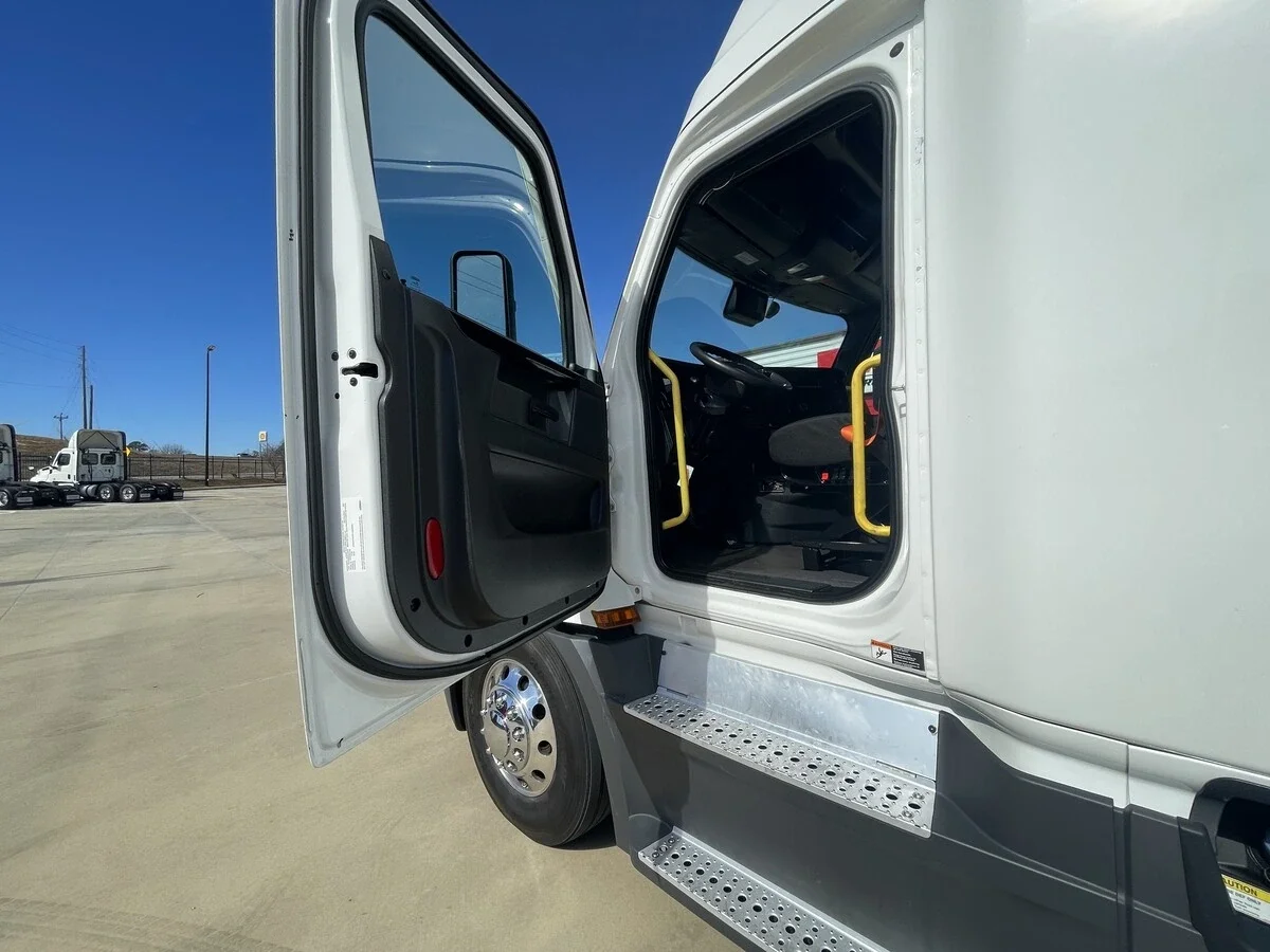 2024 Freightliner Cascadia - image 18