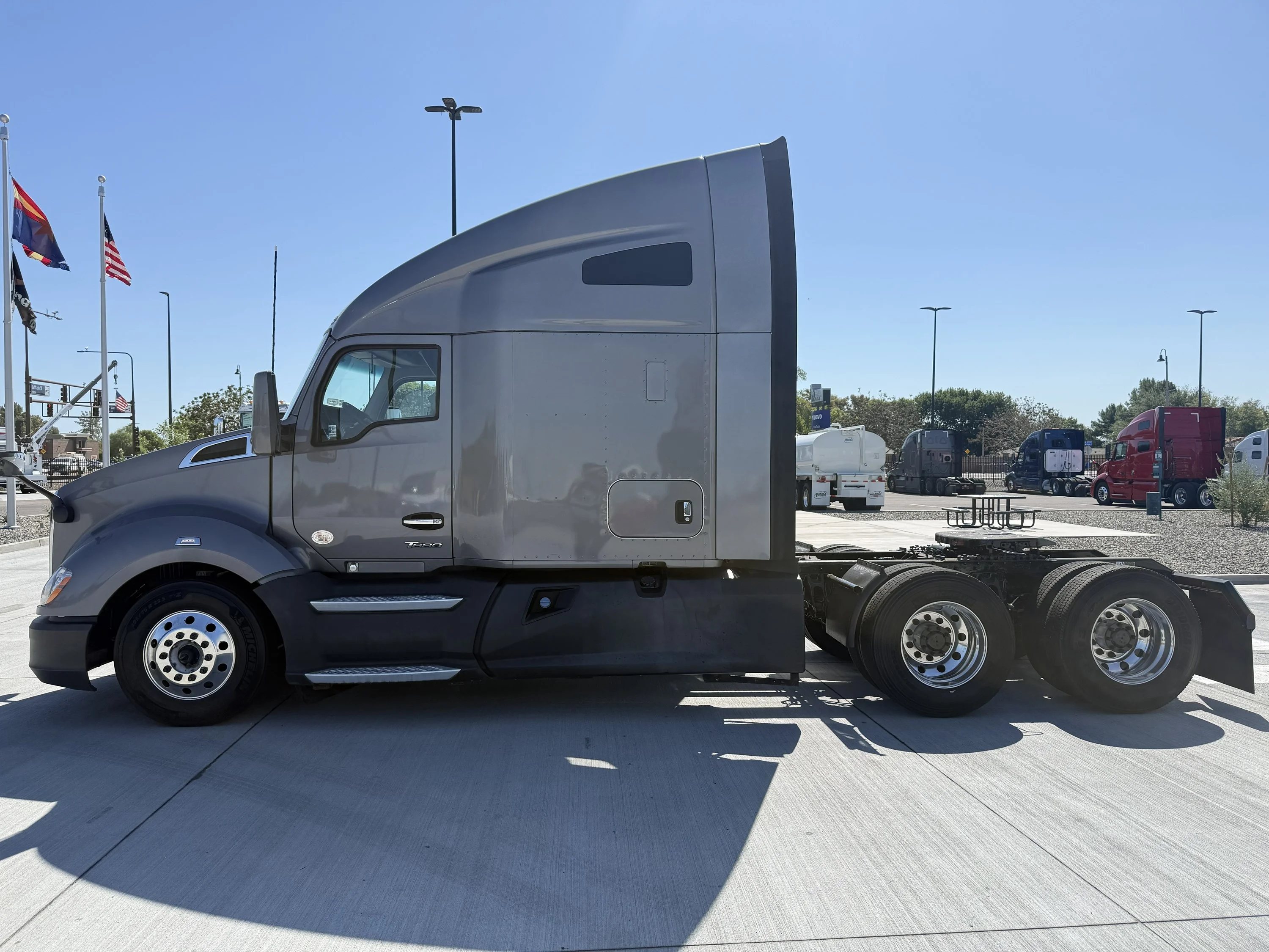 2022 Kenworth T680 in Tolleson, AZ — photo 3