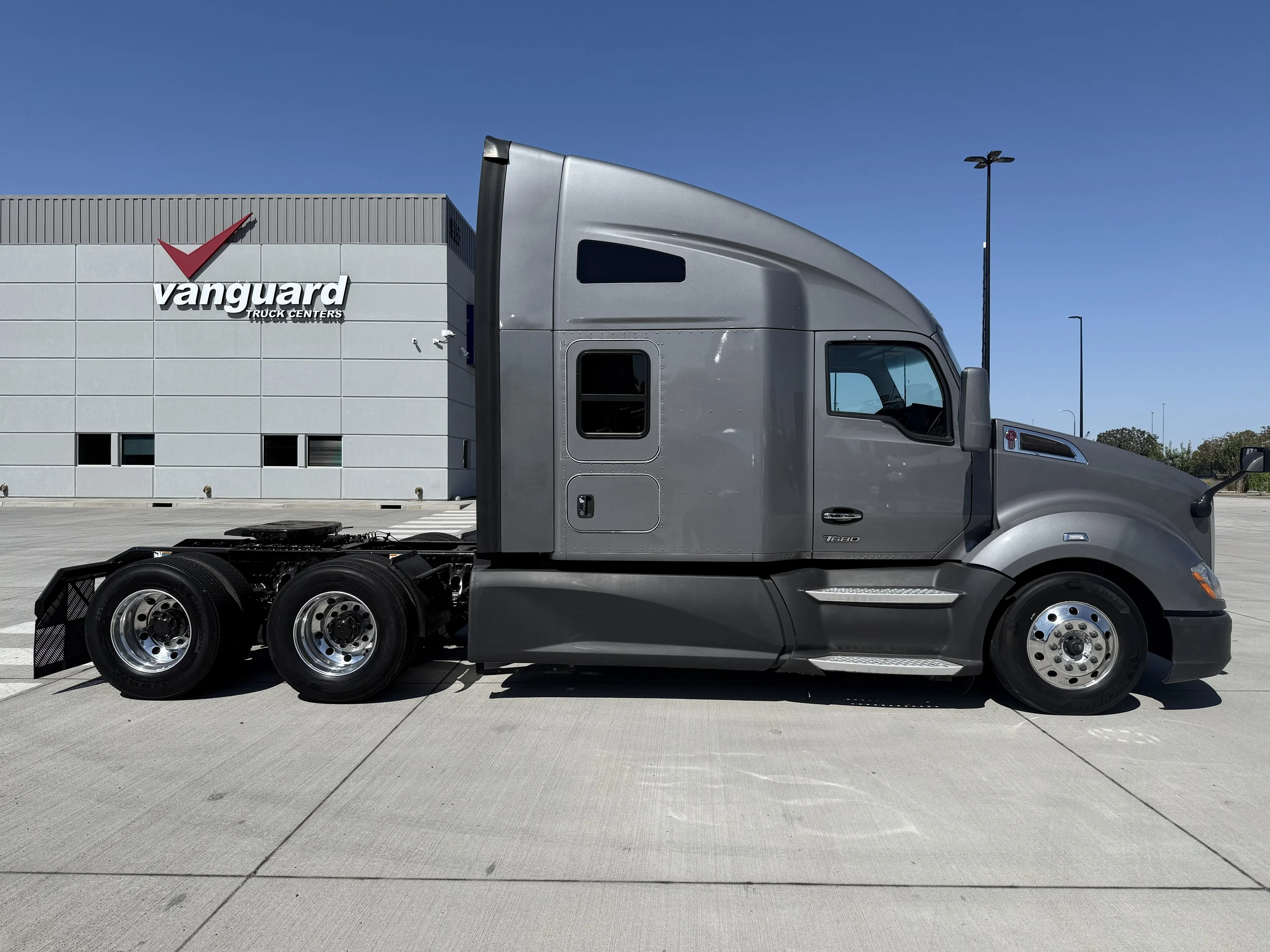 2022 Kenworth T680 in Tolleson, AZ — photo 2