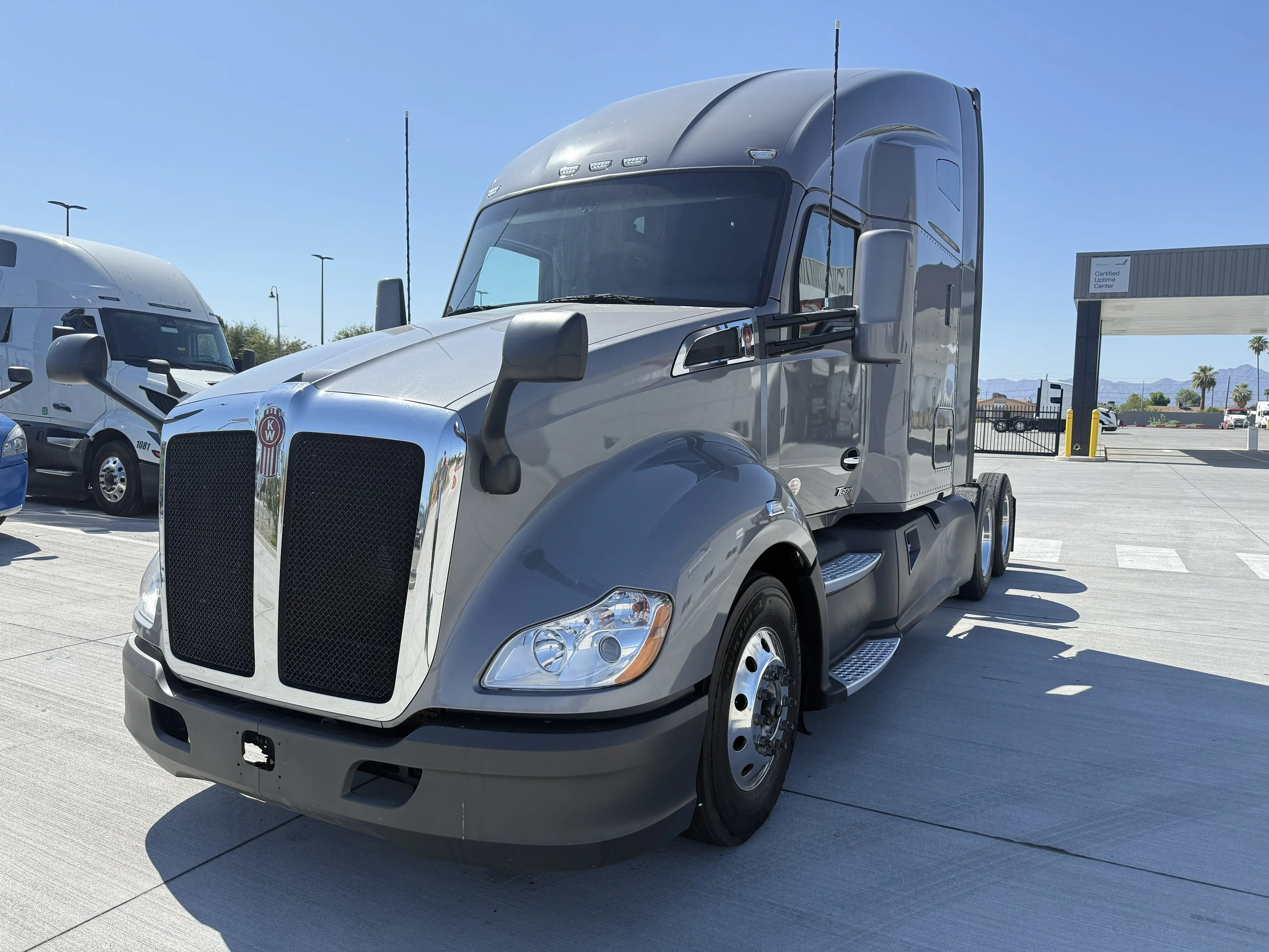 2022 Kenworth T680 in Tolleson, AZ — photo 4