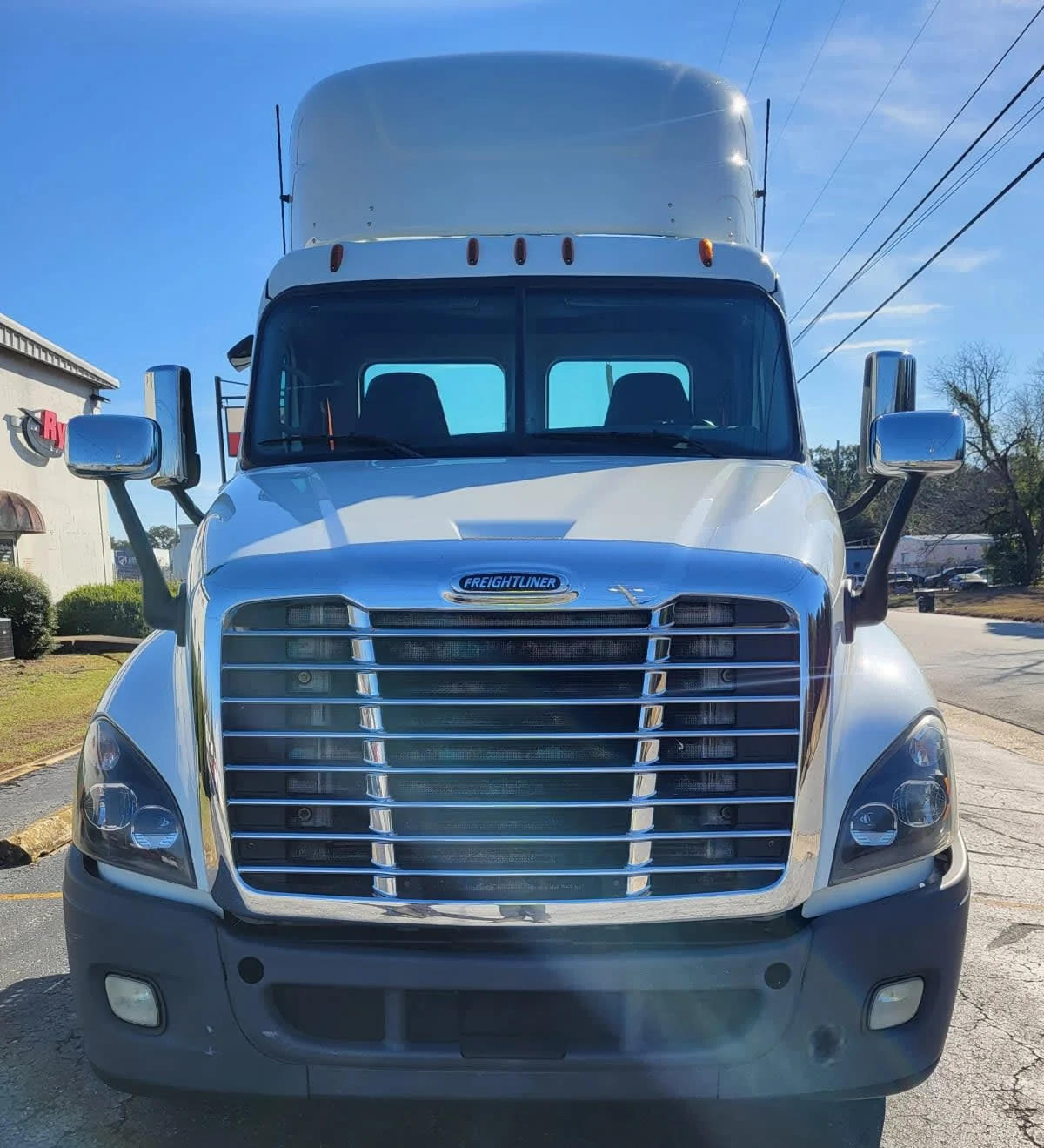 2019 Freightliner Cascadia - image 2