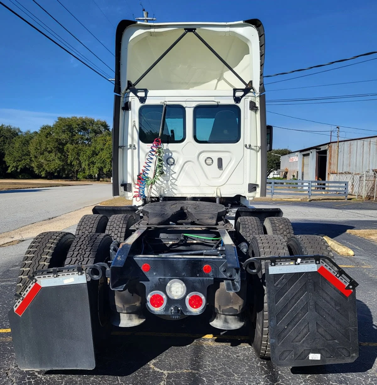 2019 Freightliner Cascadia - image 3