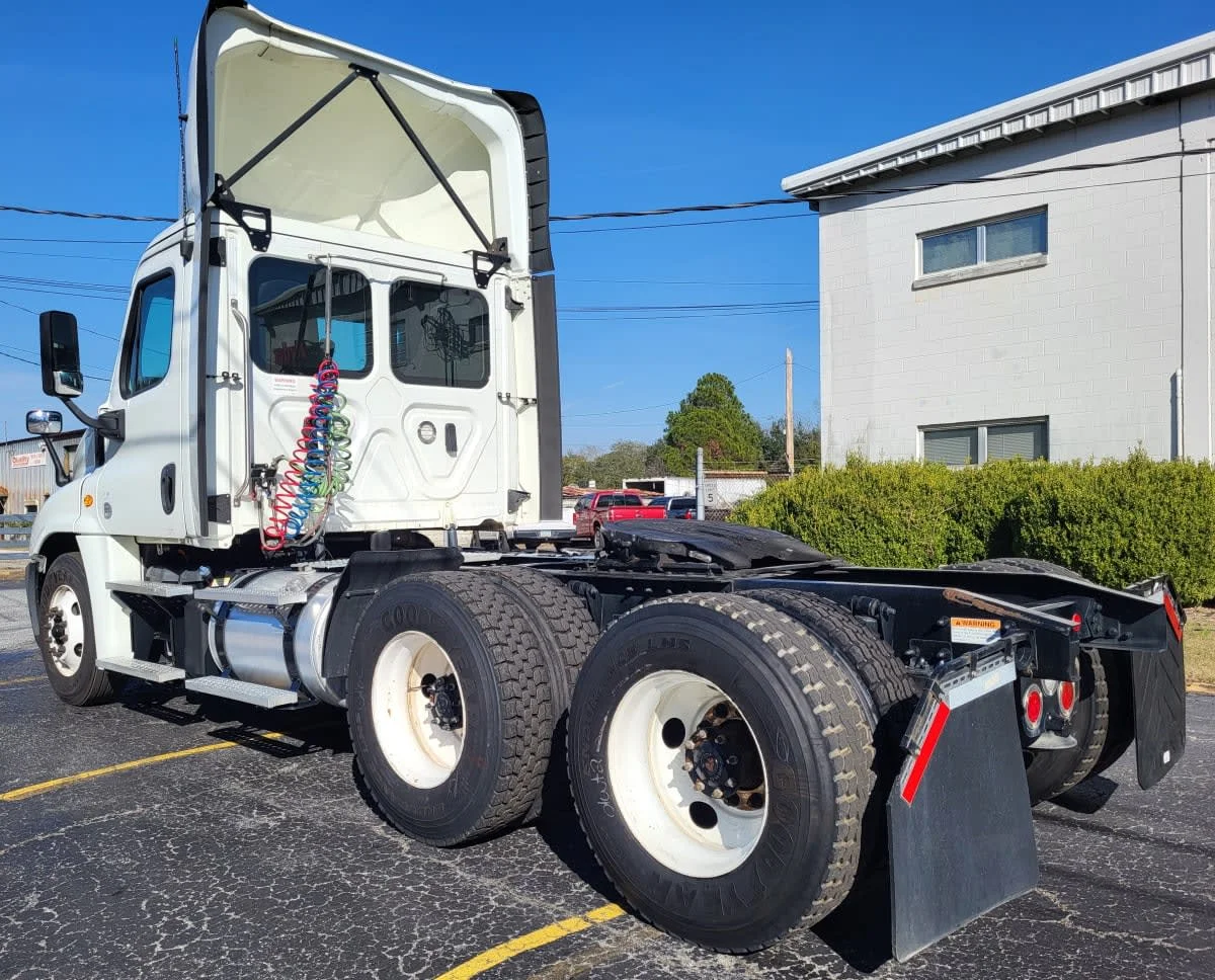 2019 Freightliner Cascadia - image 4